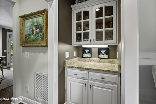 390 Whitebridge Rd, Hampstead, NC 28443 - bar featuring visible vents and baseboards