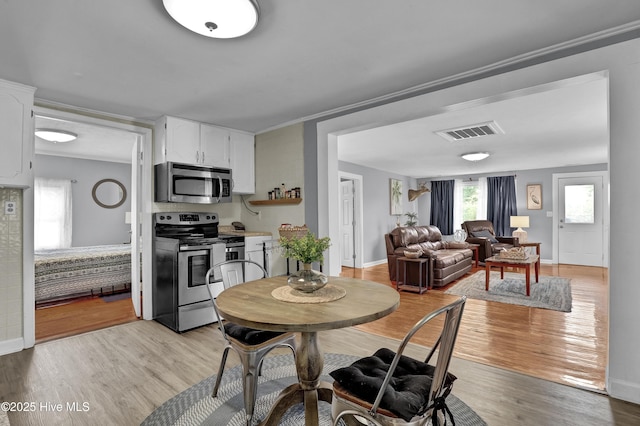 3950 NC Highway 50, Maple Hill, NC 28454 - dining area featuring light wood finished floors and baseboards