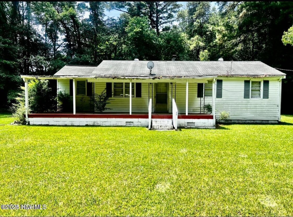 view of front of home featuring a porch, a front lawn, and crawl space