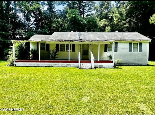 view of front of home featuring a porch, a front lawn, and crawl space