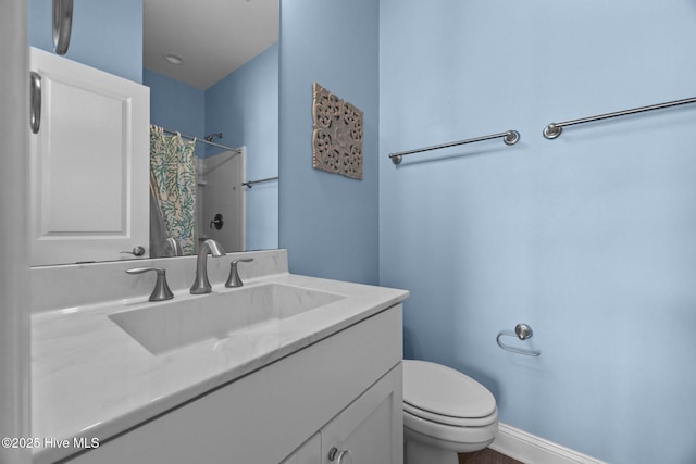 full bath with toilet, a shower with shower curtain, vanity, and baseboards