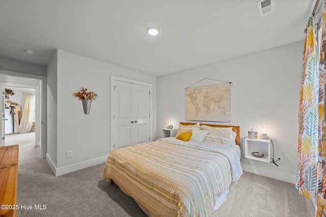 bedroom featuring carpet floors, baseboards, and a closet