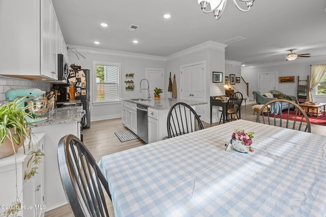dining room featuring crown molding, light wood-type flooring, baseboards, recessed lighting, and a ceiling fan