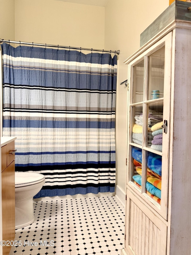 full bathroom featuring toilet and curtained shower