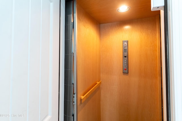 elevator featuring recessed lighting