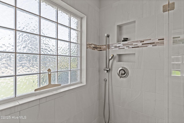 bathroom featuring a tile shower