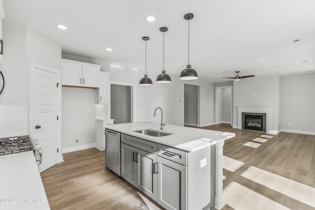 kitchen featuring a sink, stainless steel appliances, light countertops, ceiling fan, and recessed lighting