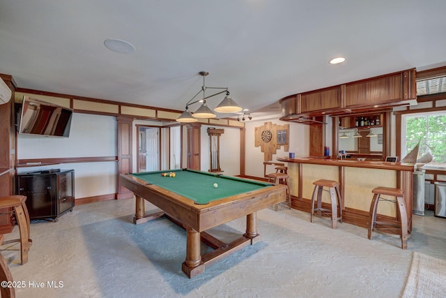 rec room featuring finished concrete flooring, billiards, a bar, baseboards, and recessed lighting