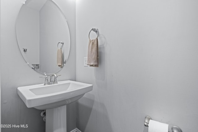 bathroom featuring a sink