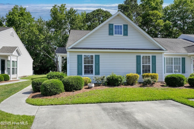 4602 Song Sparrow Ct, Wilmington, NC 28412 - view of front of home featuring roof with shingles and a front yard