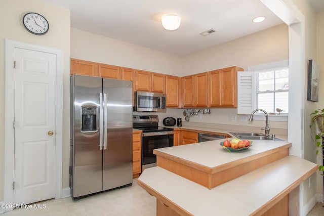 102 Macgregor Dr, Beaufort, NC 28516 - kitchen with stainless steel appliances, a sink, a peninsula, and light countertops