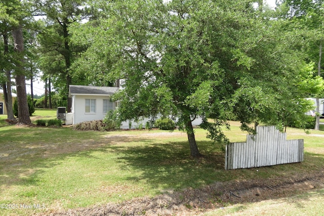 view of green lawn