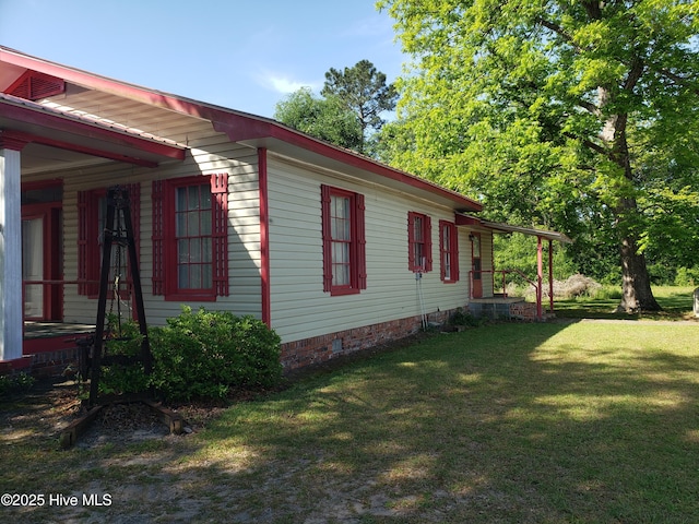 809 Conway Rd, Fair Bluff, NC 28439 - view of side of property featuring a lawn and crawl space