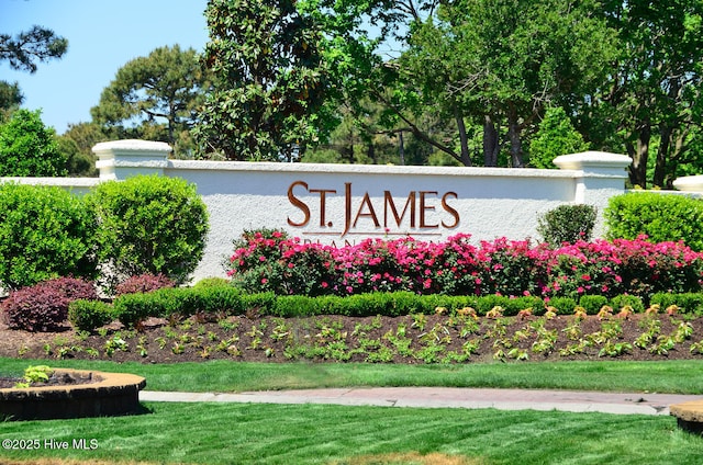 community sign featuring a yard