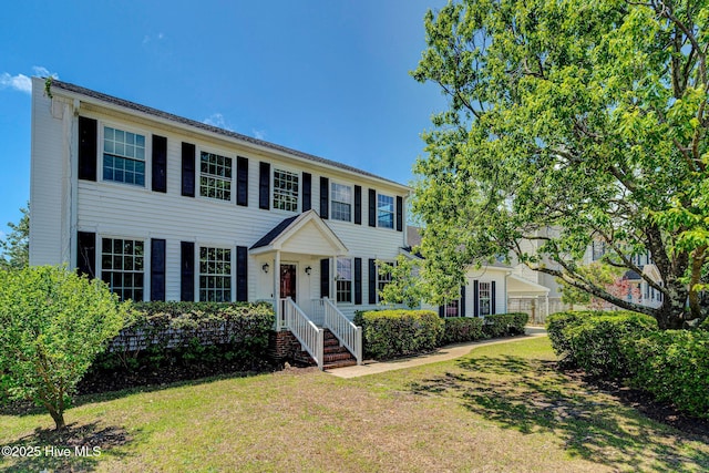 colonial house featuring a front lawn