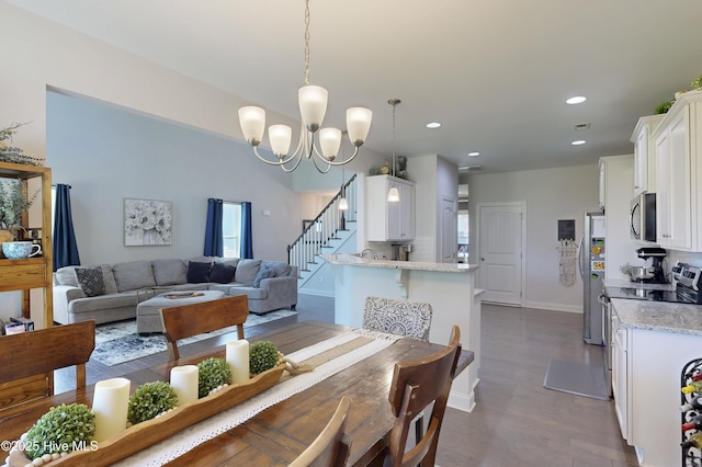 dining space featuring dark wood-style floors, recessed lighting, a chandelier, and baseboards