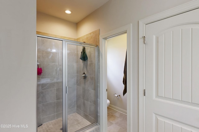 full bath with a shower stall, toilet, baseboards, and recessed lighting