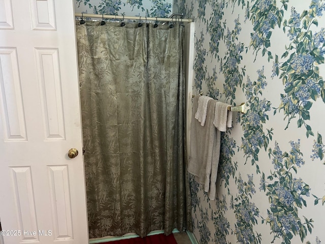full bathroom with curtained shower