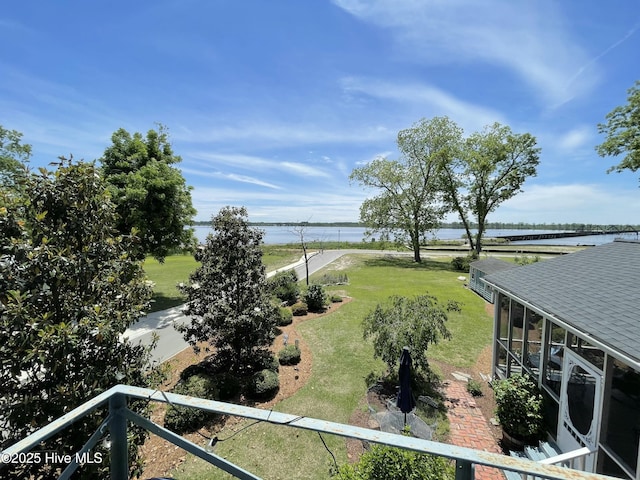 view of grassy yard featuring a water view