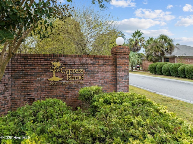 view of community / neighborhood sign
