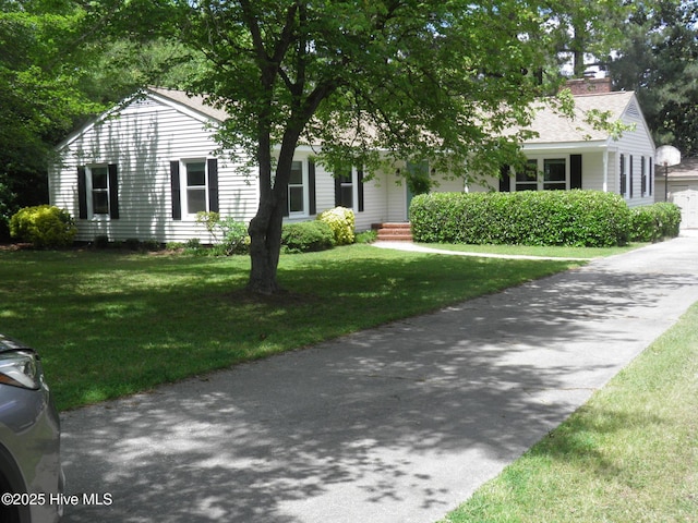view of front of house featuring a front lawn