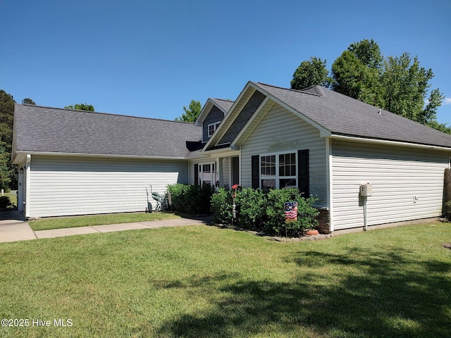 view of front of property featuring a front lawn and roof with shingles