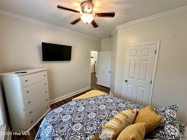 146 N Ravenwood Ln, Belhaven, NC 27810 - bedroom featuring dark wood finished floors, crown molding, baseboards, and ceiling fan
