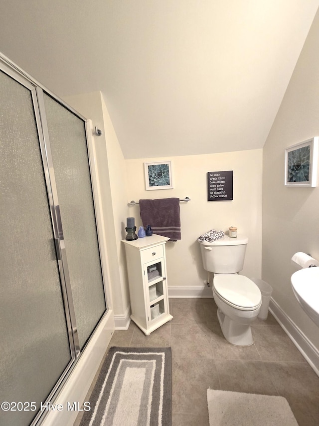 105 Argosy Dr, New Bern, NC 28560 - full bath featuring lofted ceiling, baseboards, toilet, and tile patterned flooring