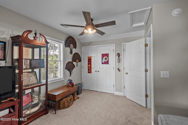 foyer featuring carpet floors and a ceiling fan