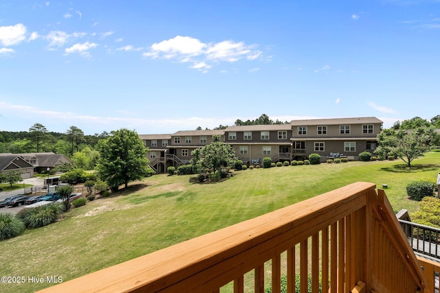 view of grassy yard featuring a residential view