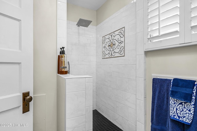 114 N Bonner St, Washington, NC 27889 - bathroom featuring tiled shower