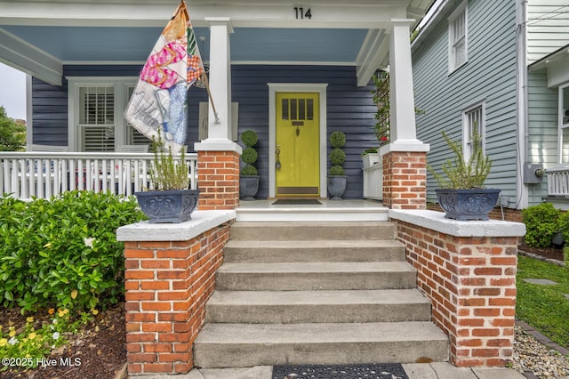 114 N Bonner St, Washington, NC 27889 - entrance to property featuring a porch