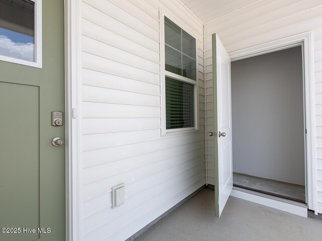 property entrance featuring a porch