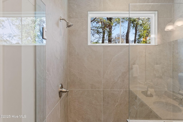 bathroom featuring a tile shower