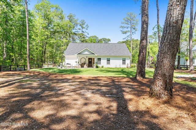 ranch-style home featuring a shingled roof