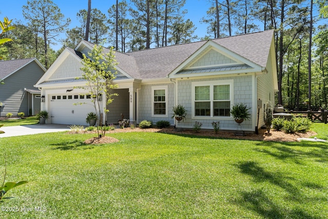 view of front of house featuring roof with shingles, an attached garage, driveway, and a front yard