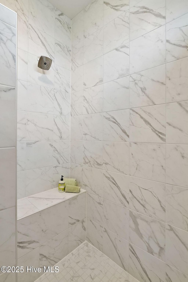 full bath with tiled shower