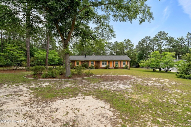 ranch-style home featuring a front lawn