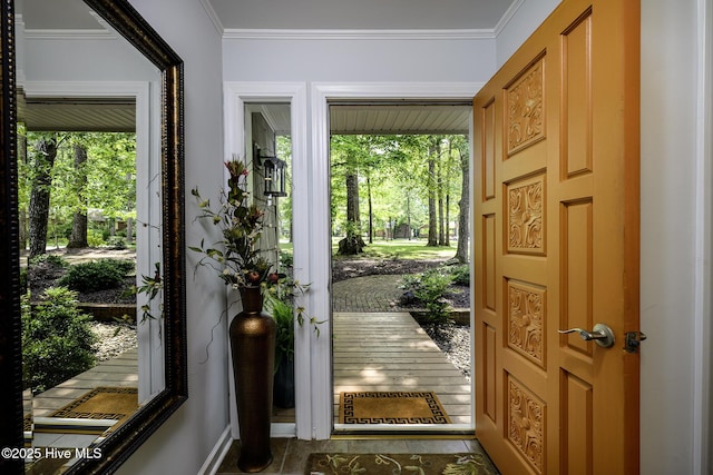 302 Plantation Dr, New Bern, NC 28562 - entrance foyer featuring crown molding