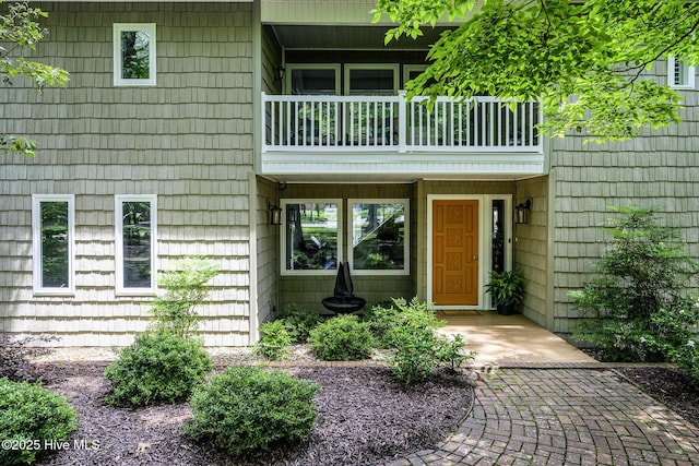 302 Plantation Dr, New Bern, NC 28562 - entrance to property featuring a balcony