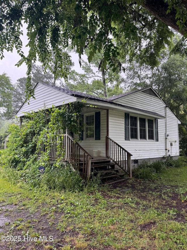 6748 Pitt St, Grifton, NC 28530 - view of front facade featuring crawl space