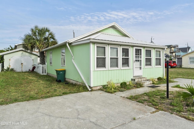 view of front of home featuring entry steps and a front yard