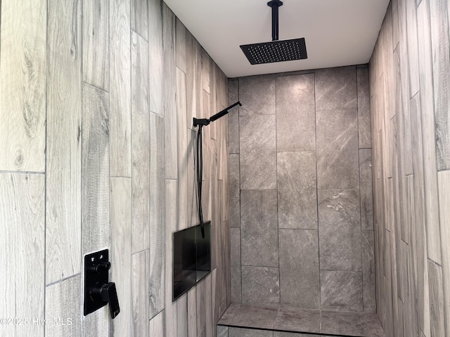 200 Colonial Ave, Clinton, NC 28328 - bathroom featuring a tile shower