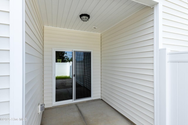 entrance to property with fence