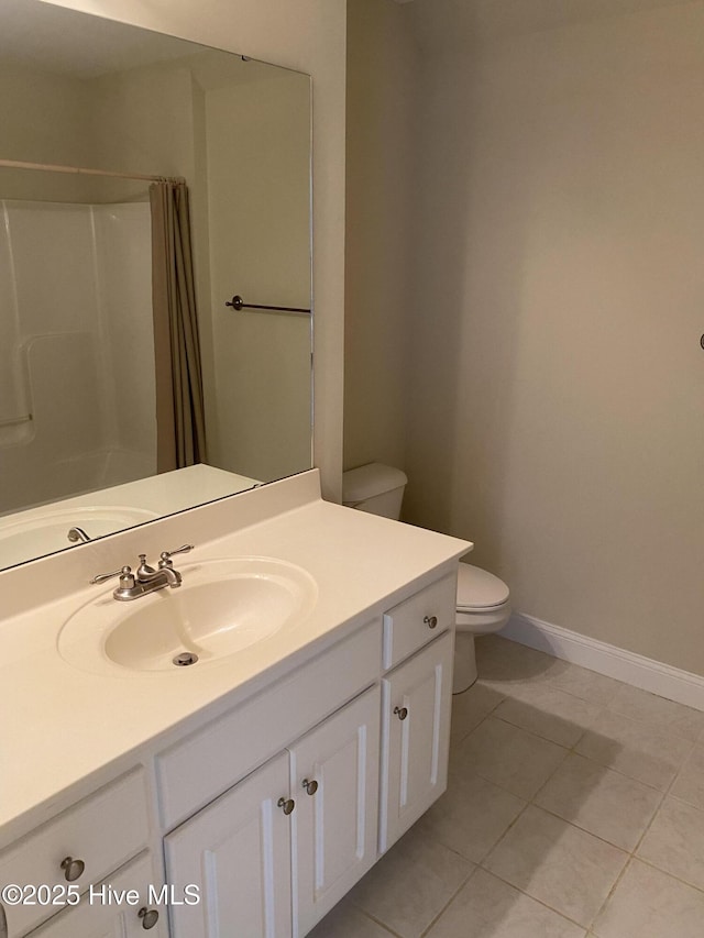 full bathroom featuring toilet, tile patterned floors, vanity, baseboards, and a shower with curtain