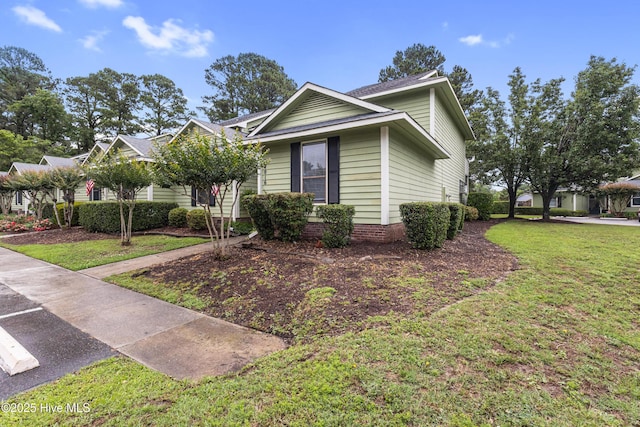 view of front of home featuring a front lawn
