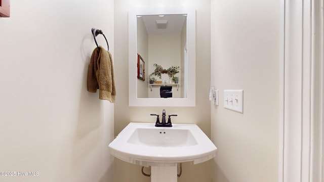 bathroom featuring a sink