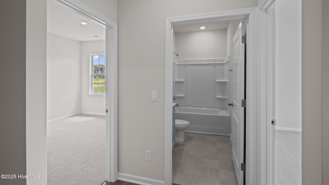 full bathroom with baseboards, toilet, shower / bathtub combination, and recessed lighting
