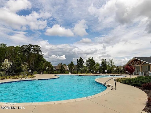 410 Isabelle St, New Bern, NC 28560 - community pool with a patio