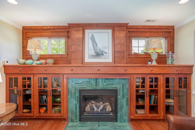 301 Hedrick St, Beaufort, NC 28516 - detailed view of ornamental molding, wood finished floors, and a premium fireplace